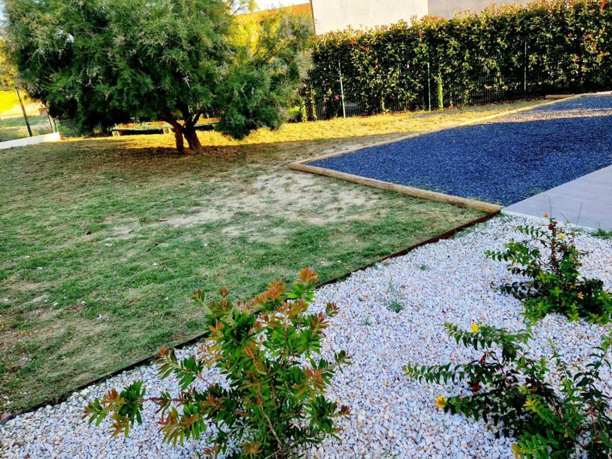 Havre De Paix Jardin Parking Proche Du Bord De Mer سانت ماري لا مير المظهر الخارجي الصورة